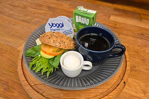 Frukostpaket som är serverat på ett bord i caféet
