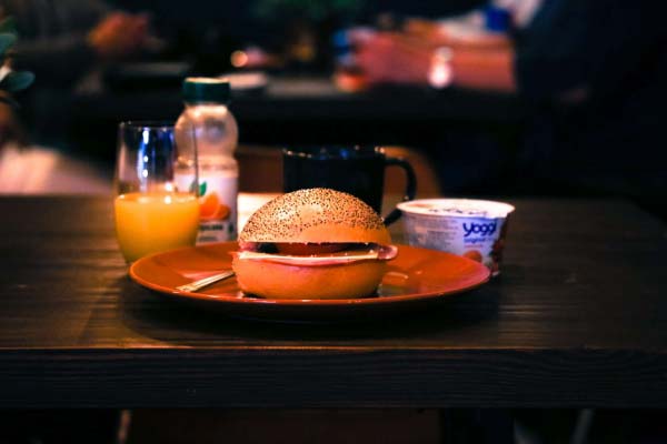 Frukostpaket som är serverat på ett bord i caféet