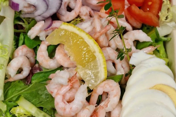 Take away sallad i en matlåda och en påse