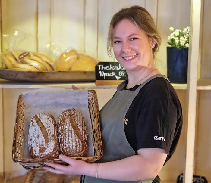 Nybakat bröd på caféet